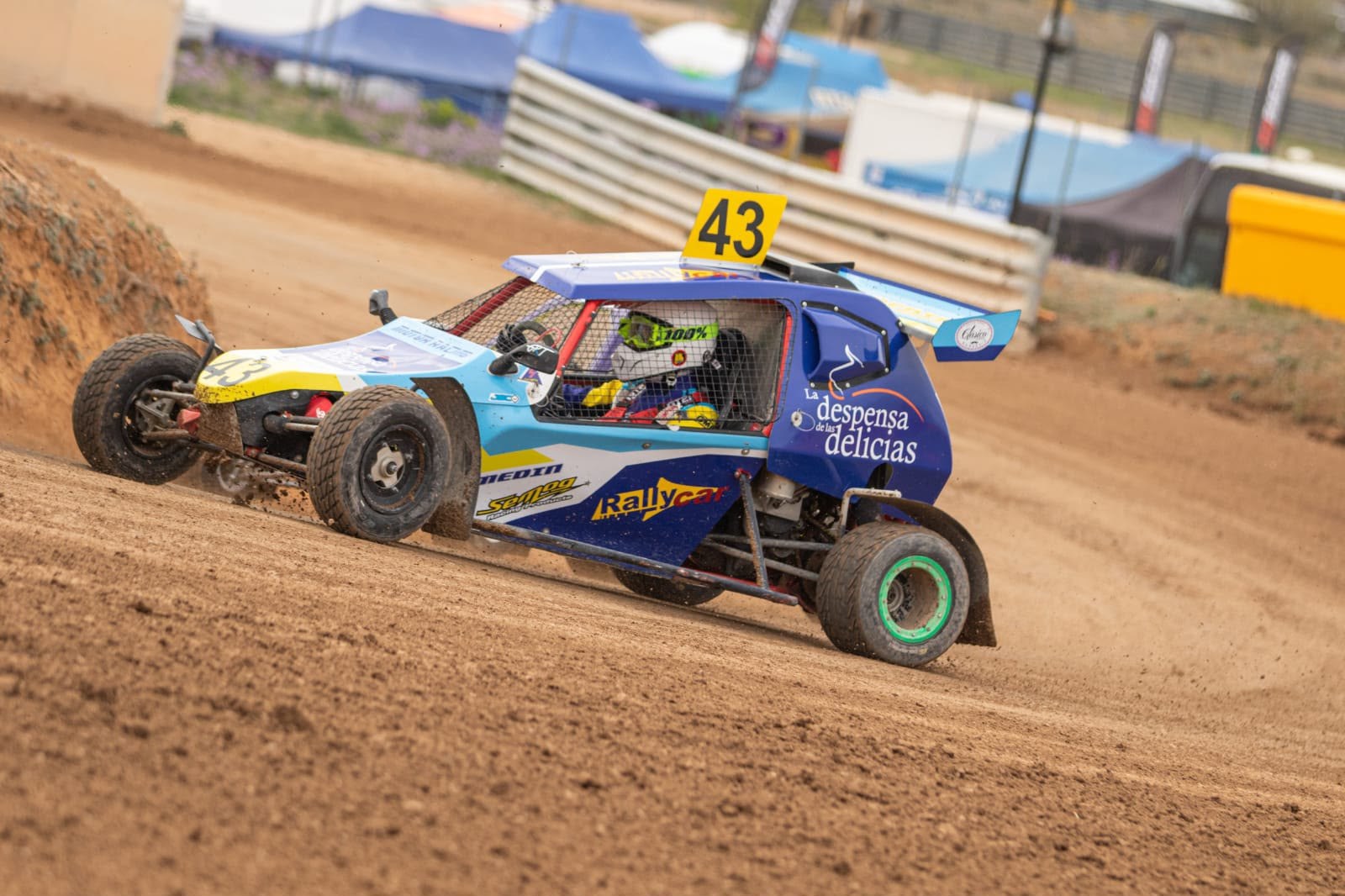 Alejandro Medín compitiendo con su kart-cross número 43 en un circuito de autocross de tierra en 2022