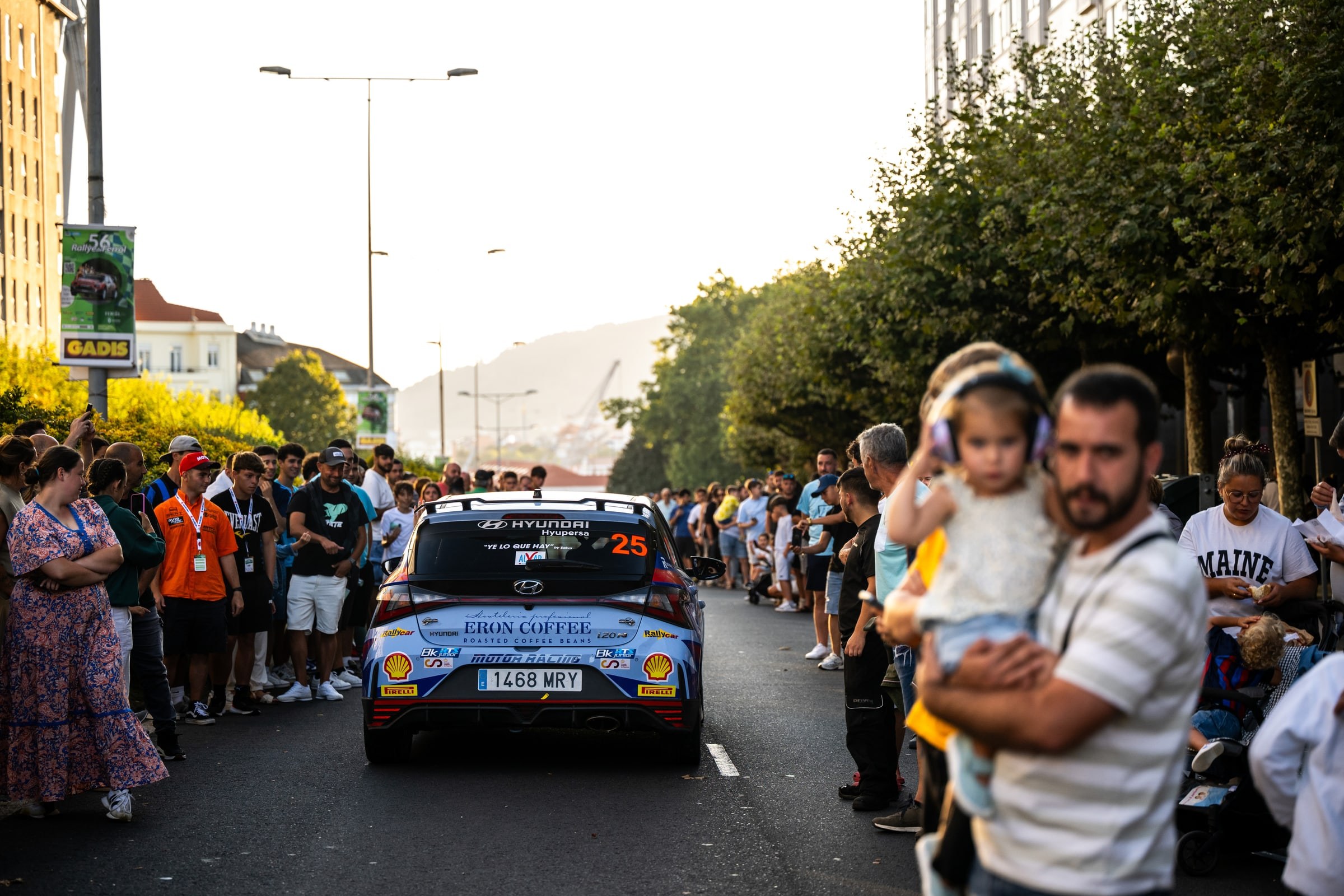 El Hyundai i20N de Alejandro Medín en la ceremonia de salida rodeado de aficionados