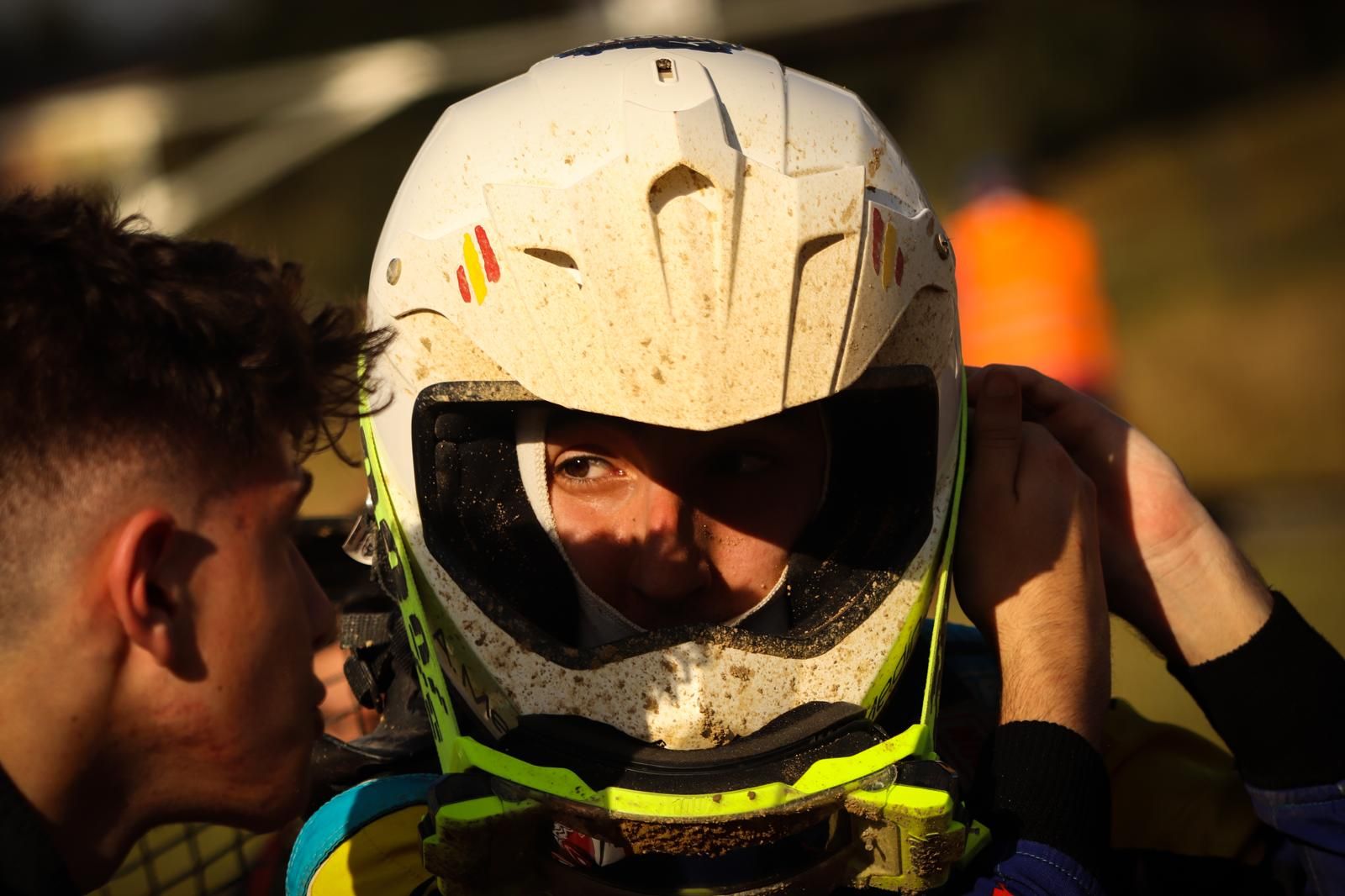 Alejandro Medín concentrado con el casco puesto antes de una carrera nocturna