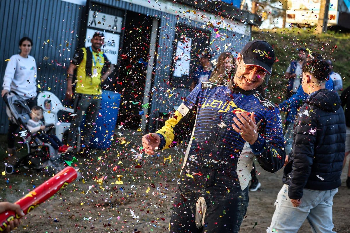 Alejandro Medín celebrando entre confeti tras una carrera de autocross