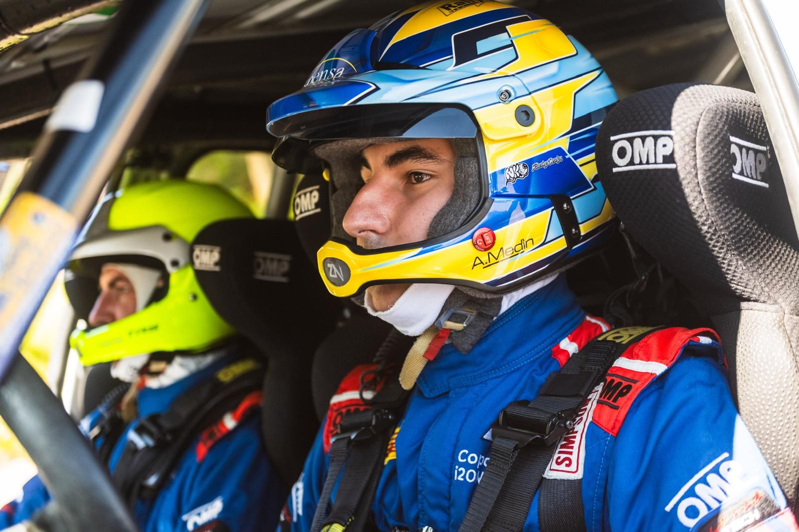 Alejandro Medín y su copiloto con los cascos puestos dentro del coche de rally