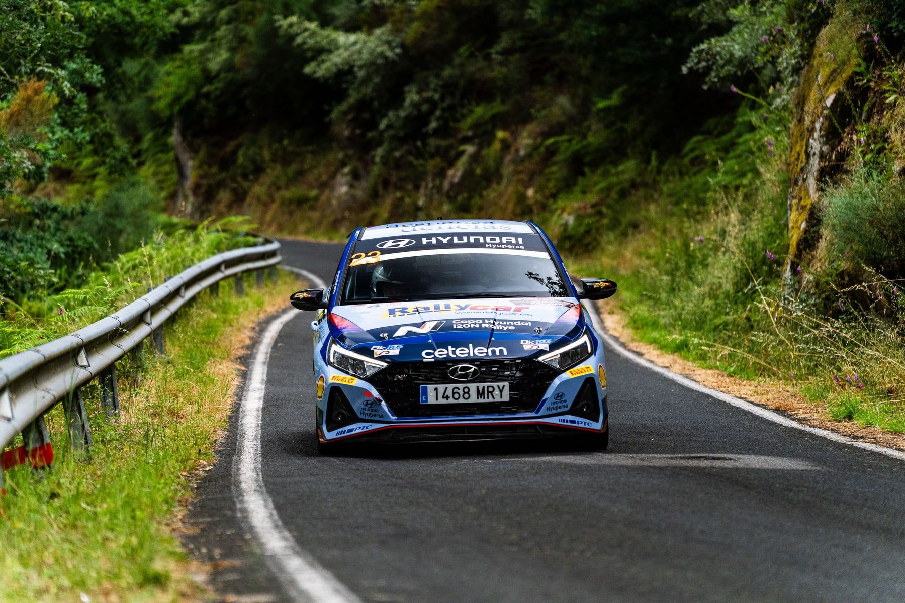 Alejandro Medín con el Hyundai i20N en una carretera de montaña durante un rally