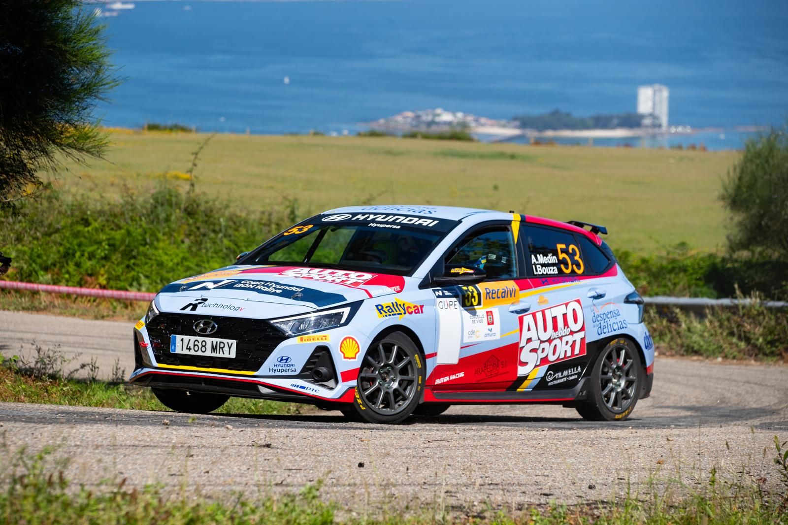 Alejandro Medín pilotando el Hyundai i20N en un tramo de asfalto junto al mar