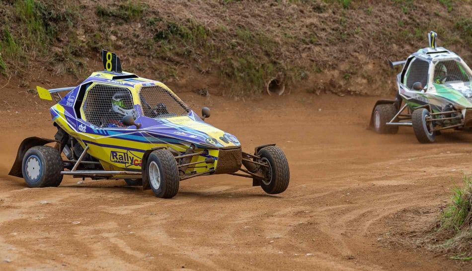 Alejandro Medín derrapando con el kart-cross Labase SX-1 sobre tierra