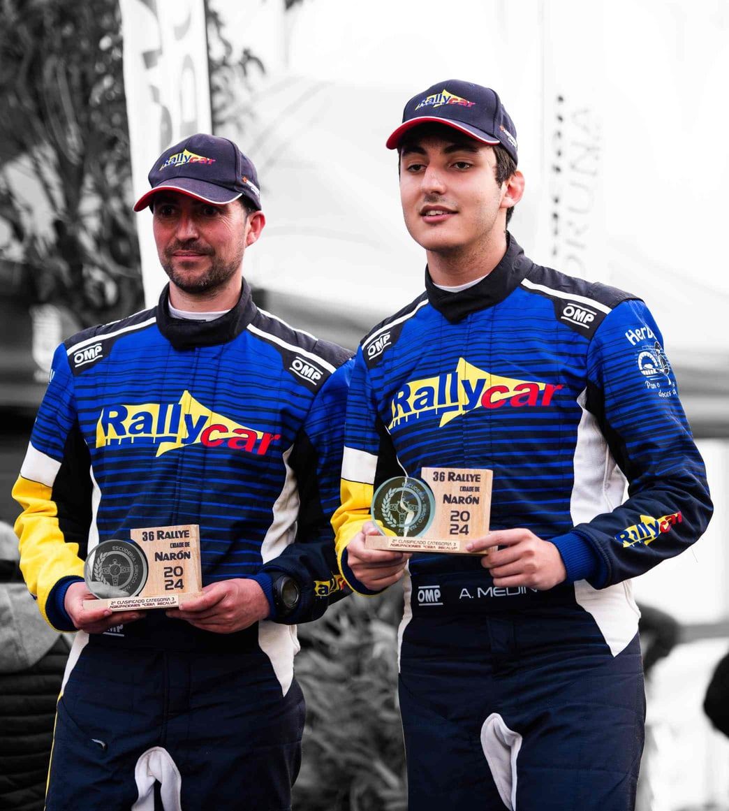 Alejandro Medín y su copiloto en el podio del Rallye de Narón 2024