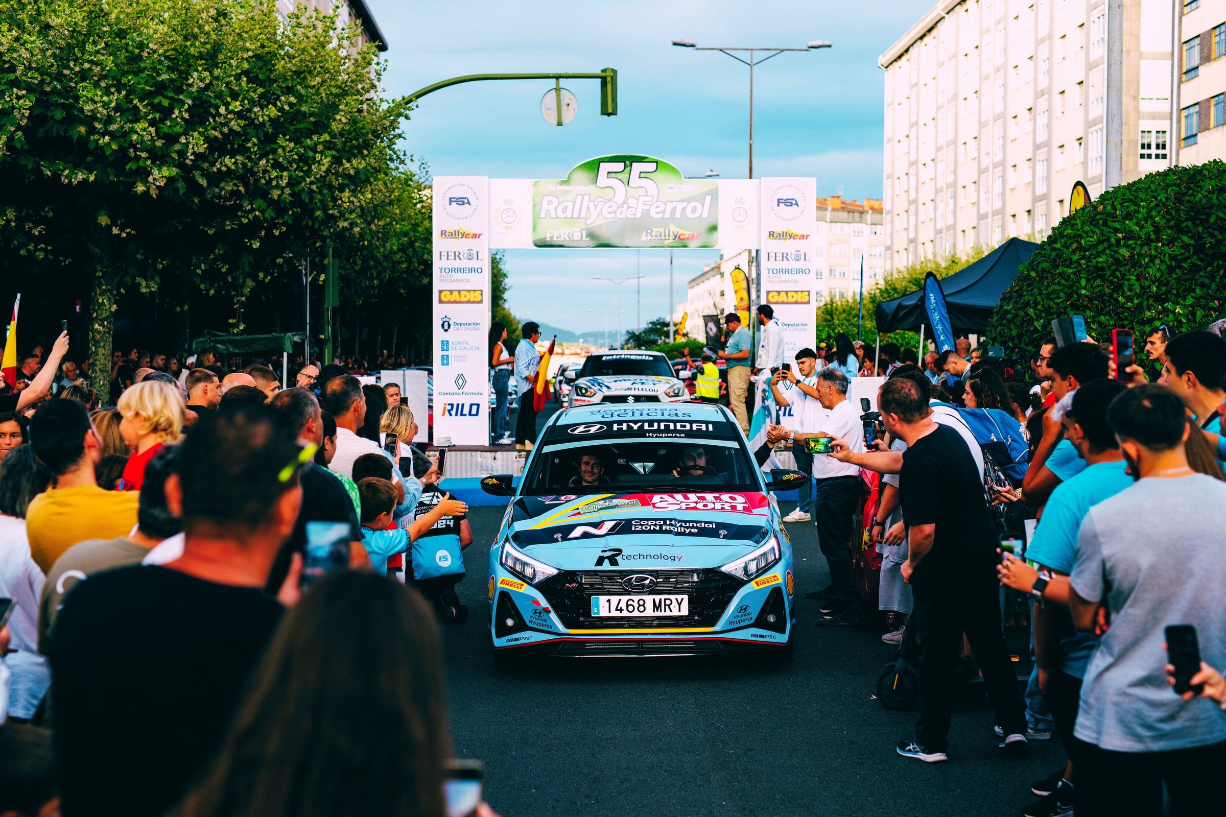 Hyundai i20N de Alejandro Medín en el podio de salida del Rallye de Ferrol rodeado de público