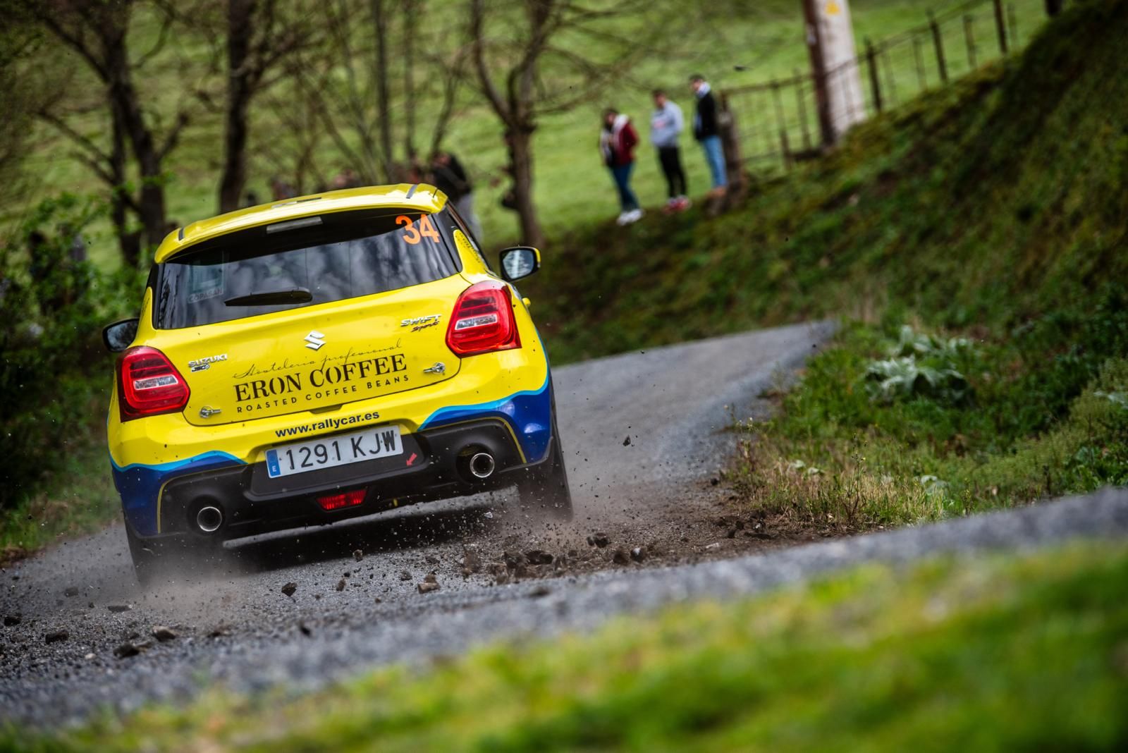 Alejandro Medín con el Suzuki Swift Sport amarillo de Rallycar en un tramo entre árboles